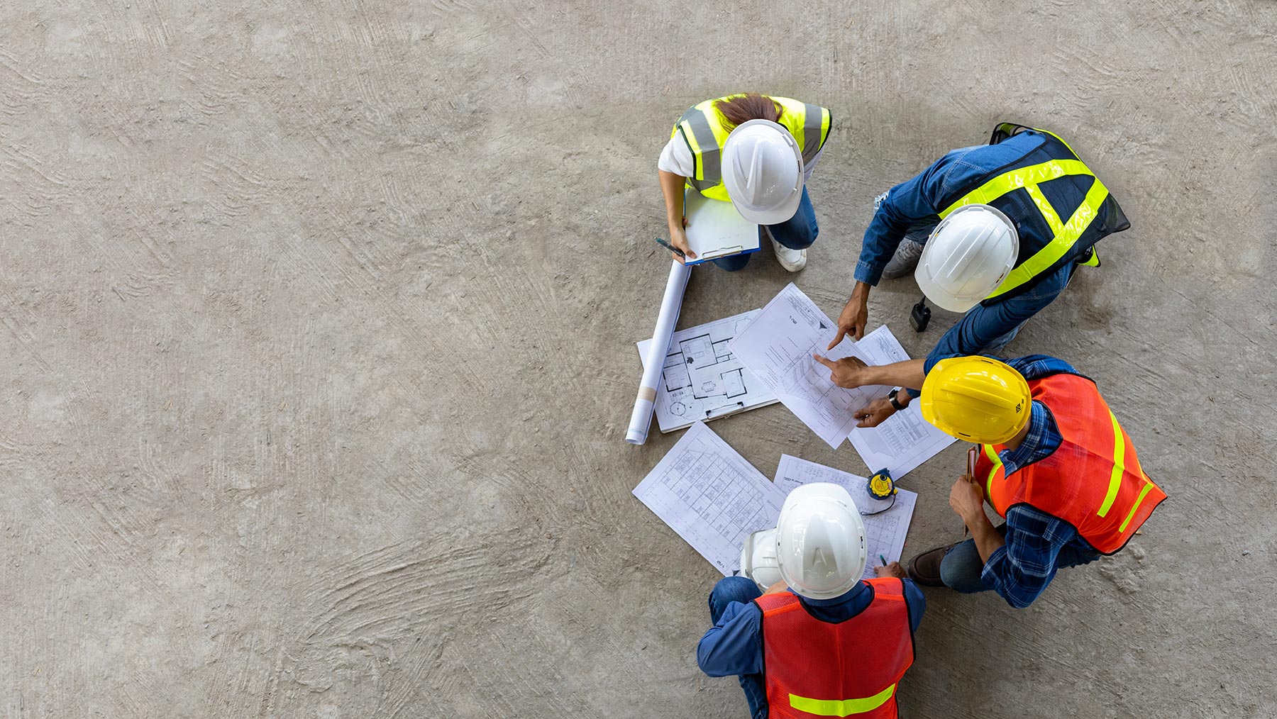 operatori di cantieri con progetti di costruzione della I ragni srl costruzioni